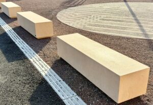 Banc épuré en béton ALVIMARE