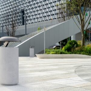 Corbeille béton couvercle acier 70L BASLY