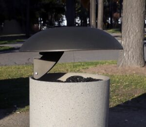 Corbeille béton couvercle acier 70L BASLY