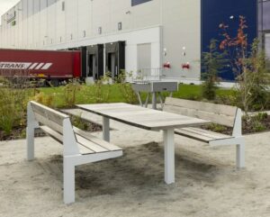 Table picnic longue en bois avec lames verticales L2700mm YZERNAY (2)