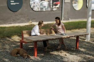 Table picnic longue en bois avec lames verticales L2700mm YZERNAY (5)