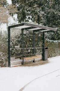 Abribus L4700mm avec banquette bois intégrée MONTREUIL (2)