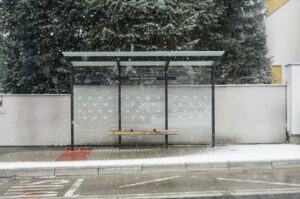 Abribus L4700mm avec banquette bois intégrée MONTREUIL (4)