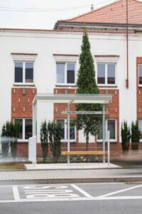 Abribus avec banc bois et 2 parois latérales BOBIGNY (6)