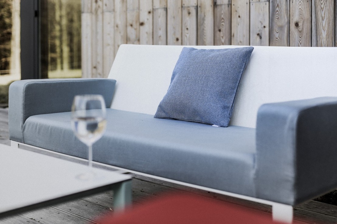 Canapé design tissu accoudoirs outdoor MOÏTA