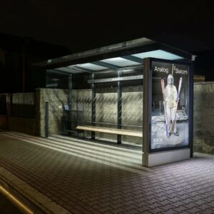 Grand Abribus avec bancs parois latérale et panneau publicitaire SEVRAN