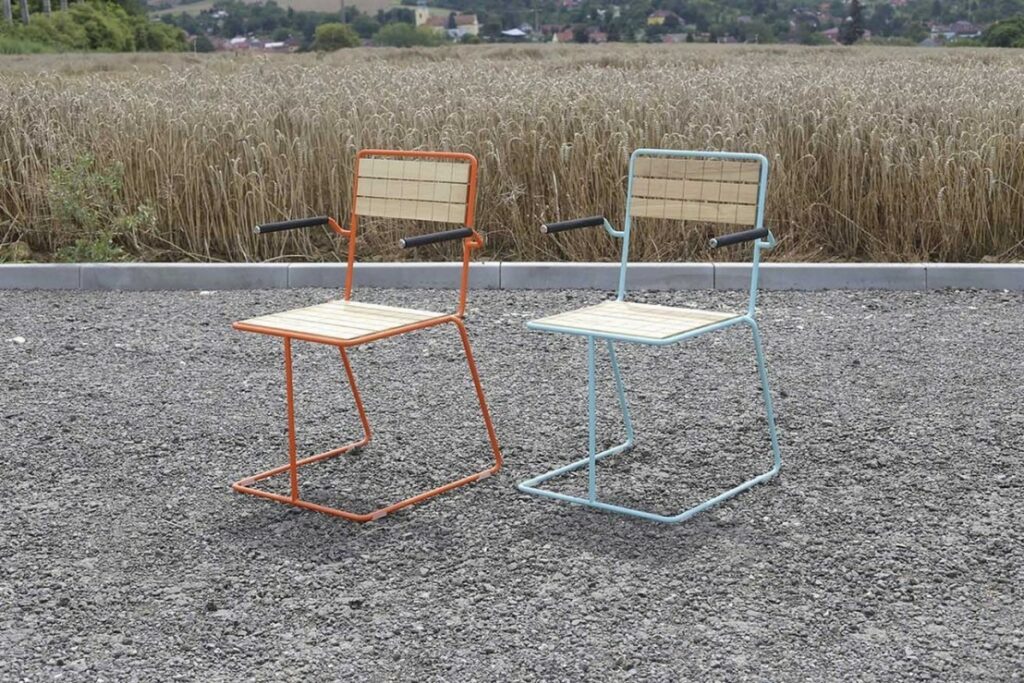 T1 chaise bois avec accoudoirs