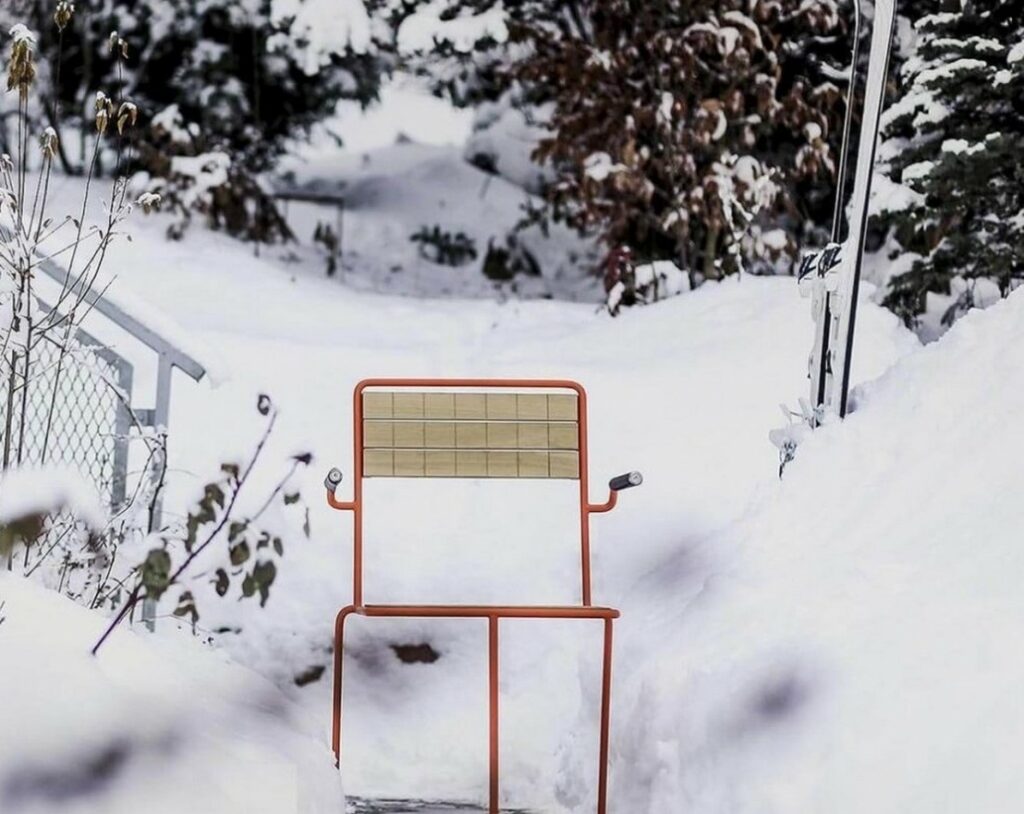 T1 chaise bois avec accoudoirs KL104