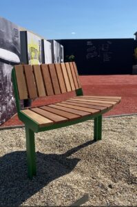 Banc long en bois avec dossier CARQUEFOU..