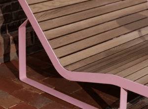 Chaise longue large bois BISCAROSSE .