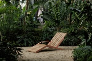 Chaise longue en bois avec accoudoir gauche SEVRIER (4)