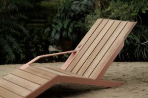 Chaise longue en bois avec accoudoir gauche SEVRIER (5)