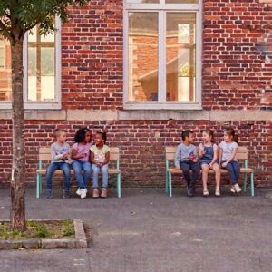 Banc en bois adapté pour les enfants AUJAC (4)