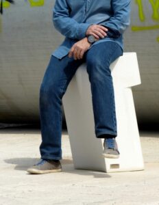 Assis debout béton SOMMERY