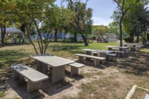 Ensemble pique-nique banc et table béton BIHOREL