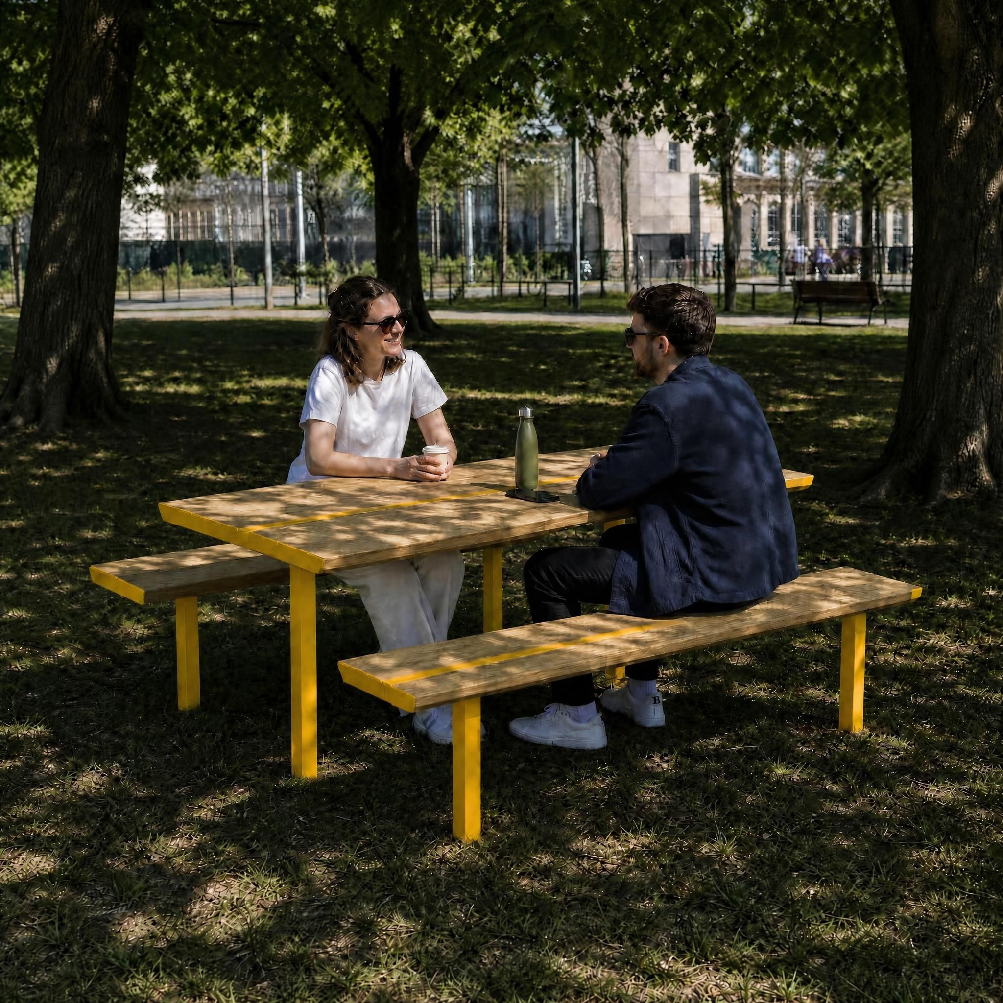 Table urbaine en bois adaptée PMR DAGNY