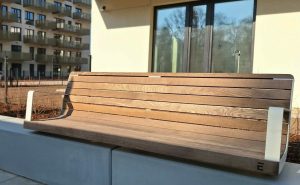 Banc avec accoudoirs sur muret Orthez__