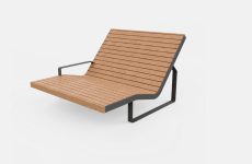 Chaise longue large bois accoudoir SEIGNOSSE.