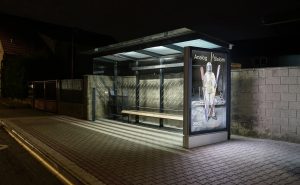 Grand Abribus avec bancs parois latérale et panneau publicitaire SEVRAN (2)