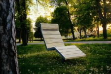 Solide chaise longue urbaine en bois DAGNY