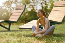 Solide chaise longue urbaine en bois DAGNY